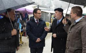 Foto: Vlada KS / Resorni ministar obišao pijacu i razgovarao sa trgovcima